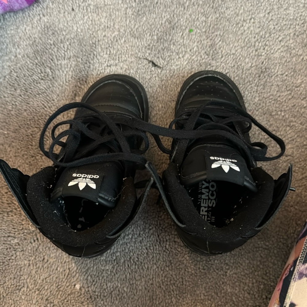 JS Wings Adidas